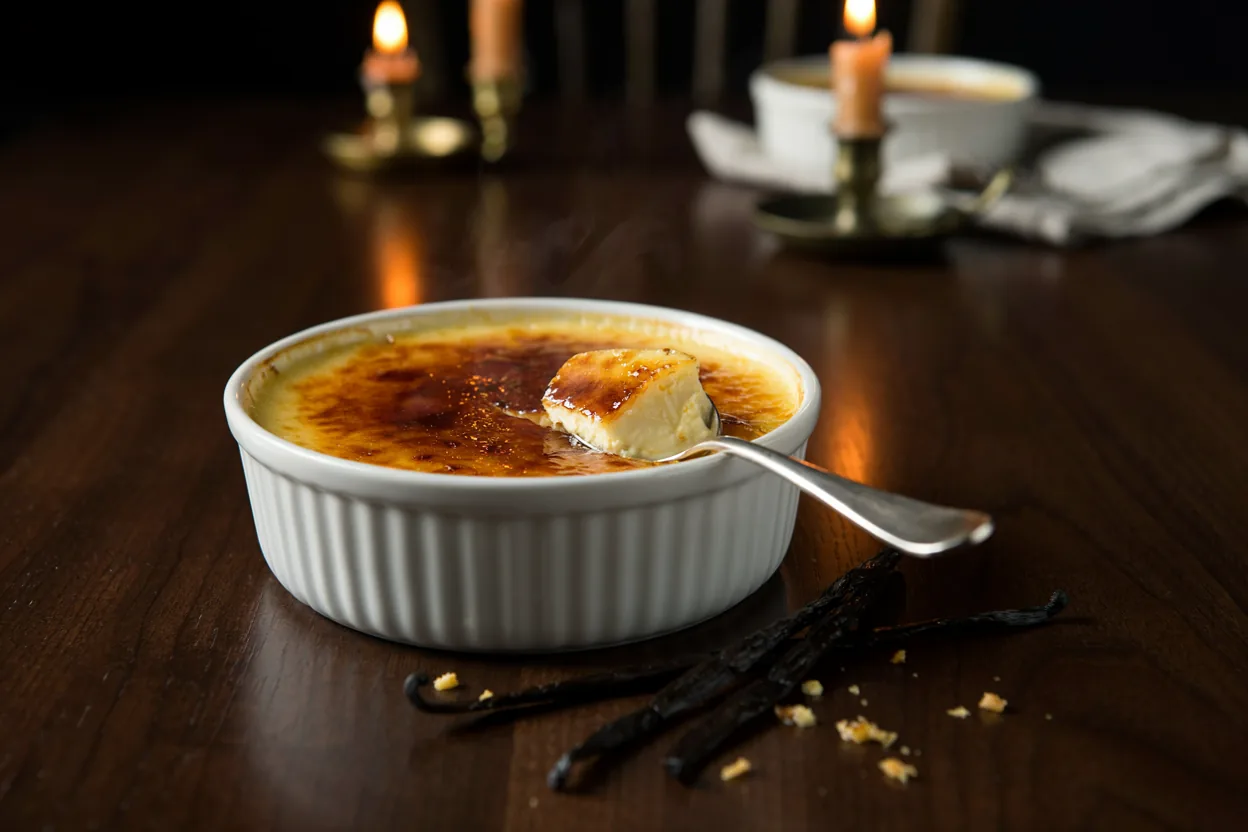 Crème brûlée u beloj ramekin činiji sa karamelizovanom kornom