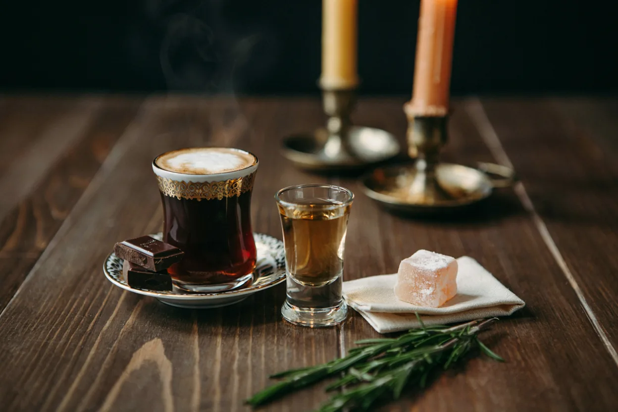 Findžan turske kafe pored čašice rakije