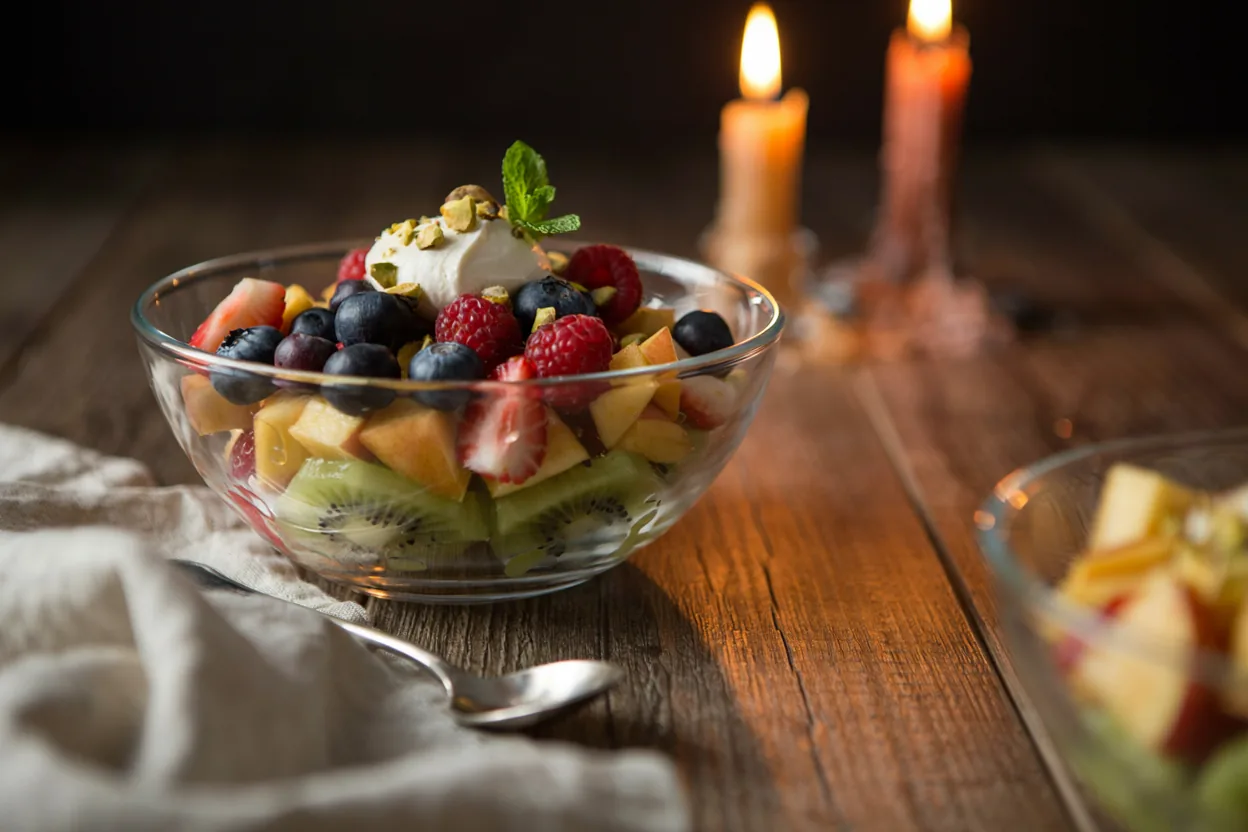 Voćna salata u staklenoj činiji sa belom mascarpone kremom
